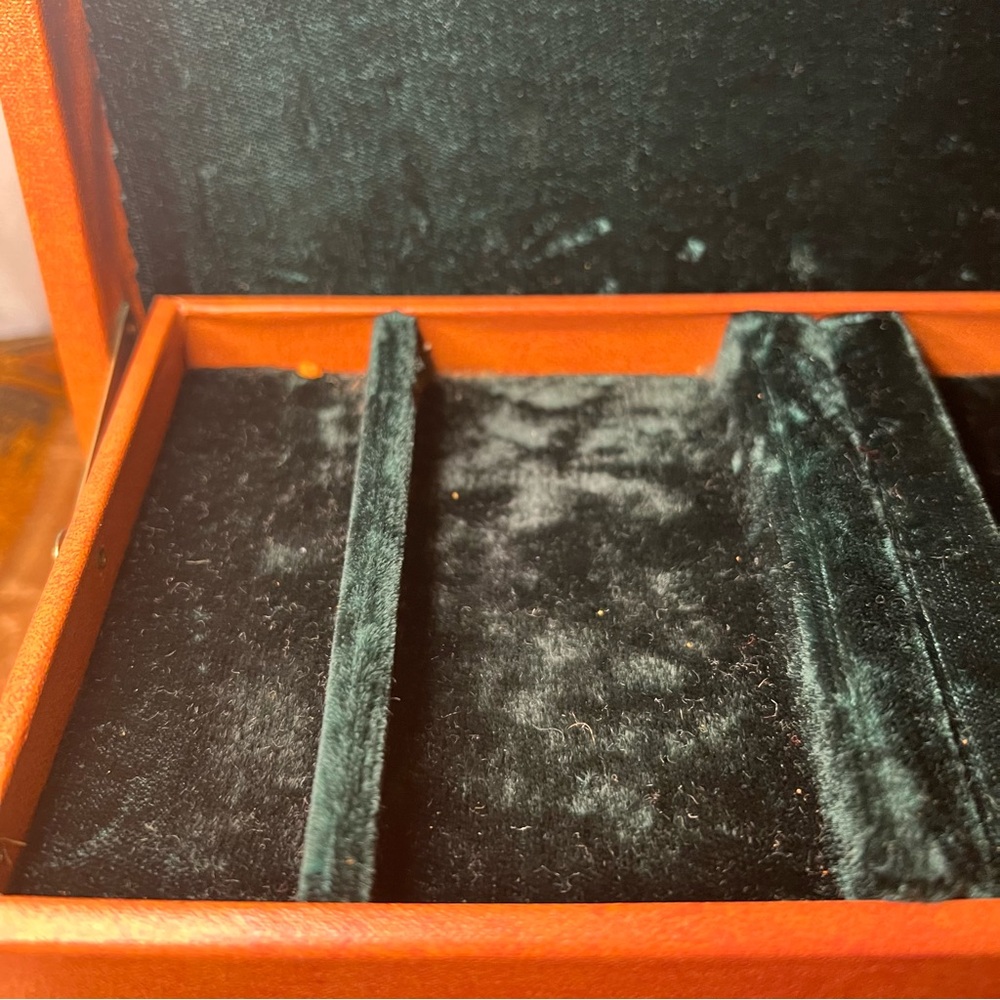 Elegant Vintage Brown Faux Leather Jewelry Box & Green Velvet Lining - Picture 6 of 16